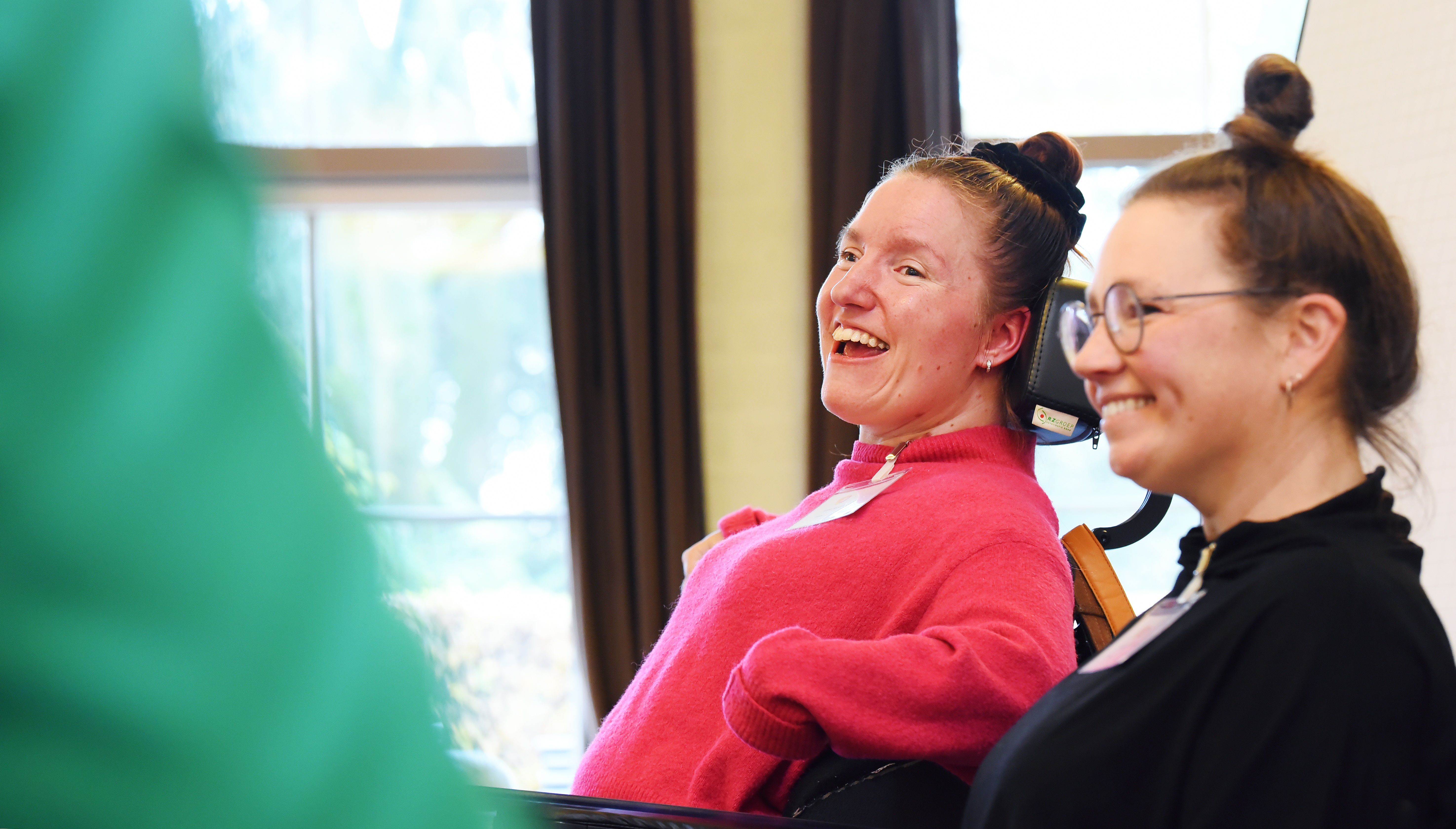 twee lachende dames.