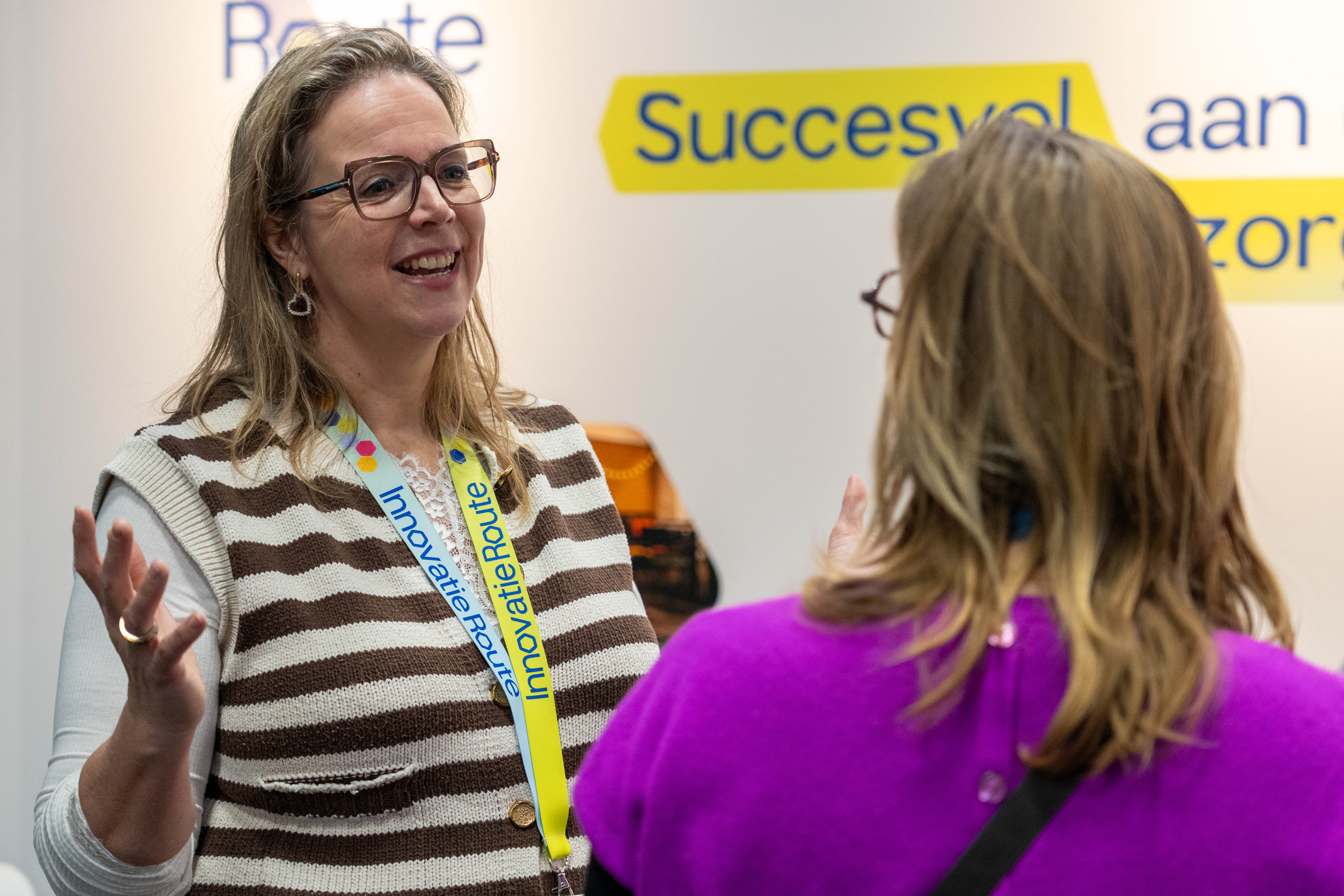 Twee vrouwen met elkaar in gesprek.